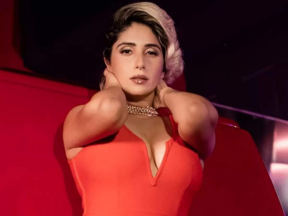 Neha Bhasin: On A Dinner Date With Rajiv Adatia; Netizen Have This to Say!
