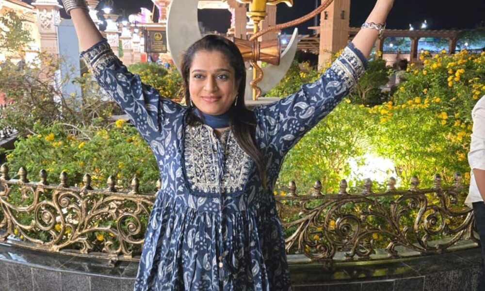 Actress-influencer Ekta Jain Visits Mahakaleshwar Jyotirlinga, Enjoys Local Delicacies in Indore and Bhopal