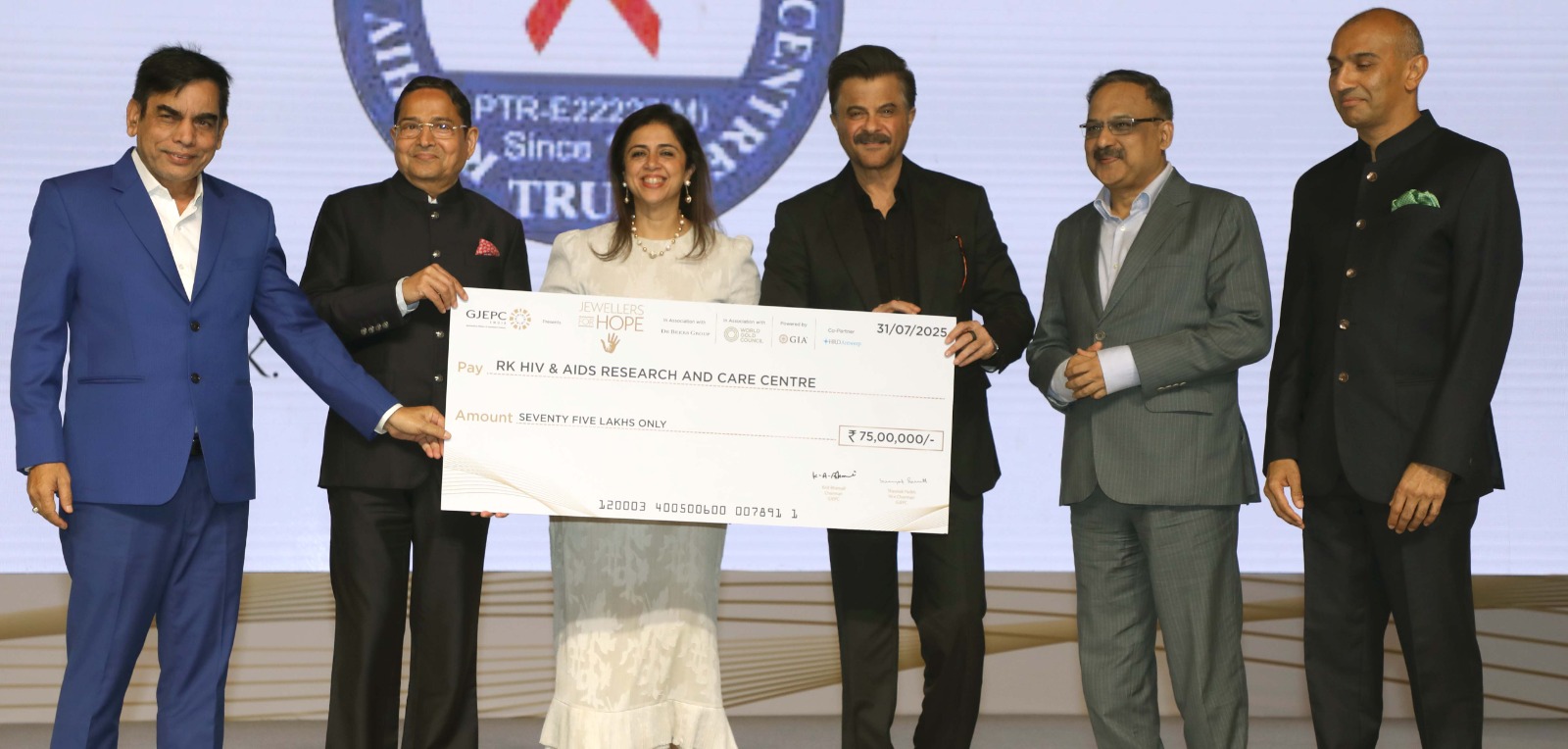 Anil Kapoor Presents ₹75 Lakh Cheque to Dr. Dharmendra Kumar at GJEPC Event for Nation’s Largest Free Medical Camp
